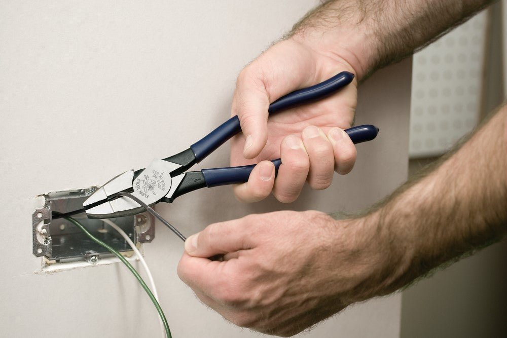 Klein 9" New England Nose Lineman's Pliers - D213 - 9NE - J.L. Matthews Co., Inc.